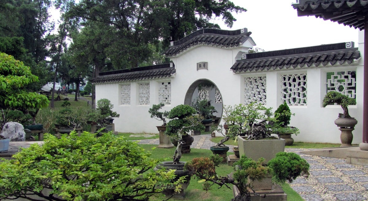 Окна в стенах в китайском саду