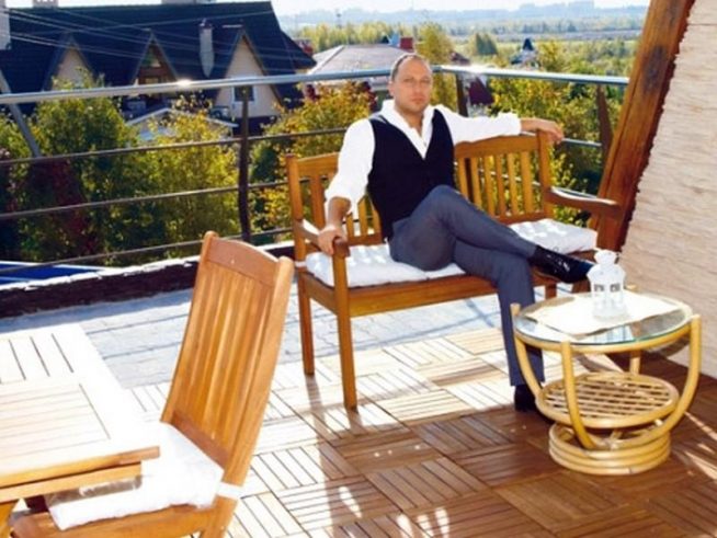 Дмитрий Нагиев на террасе своего дома