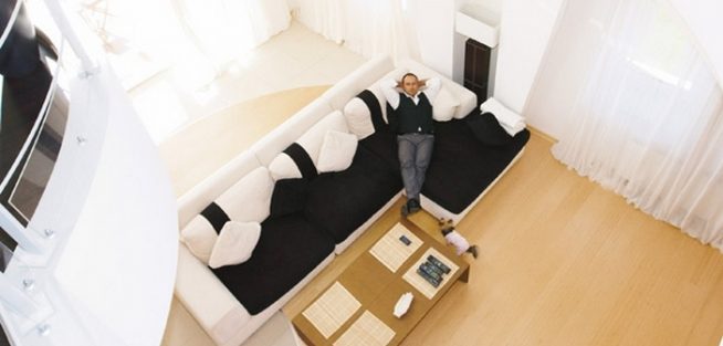 Дмитрий Нагиев в гостиной своего дома