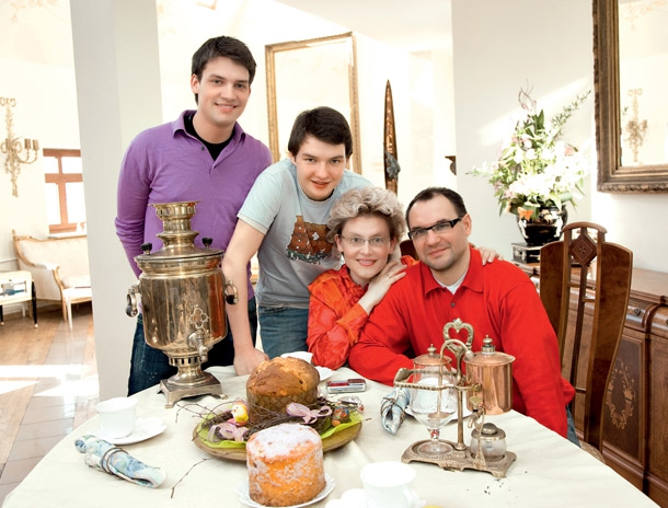 Елена Малышева с семьёй
