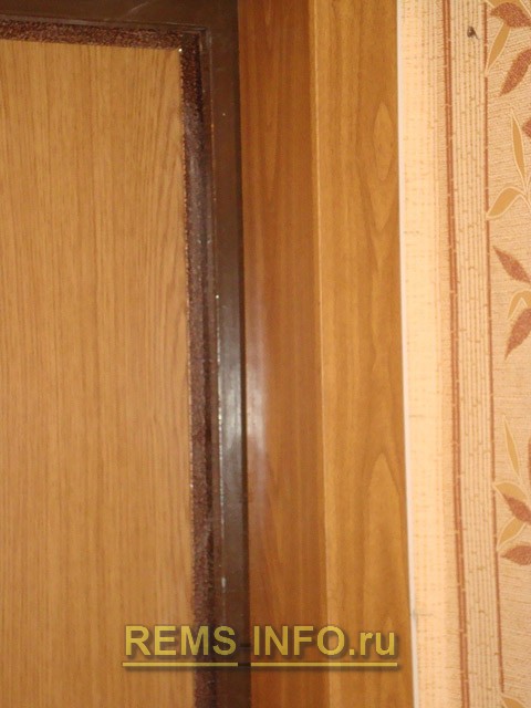 готовый вид одного из боковых откосов входной двери. 