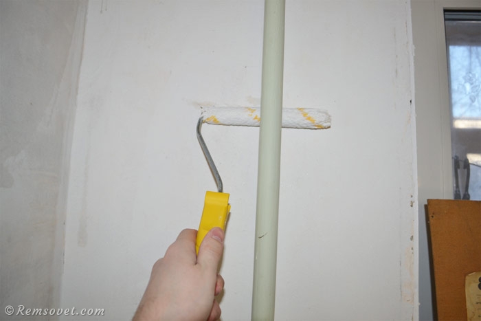 Для нанесения грунтовки за трубам и в углах стен можно использовать кисть или валик небольшого диаметра