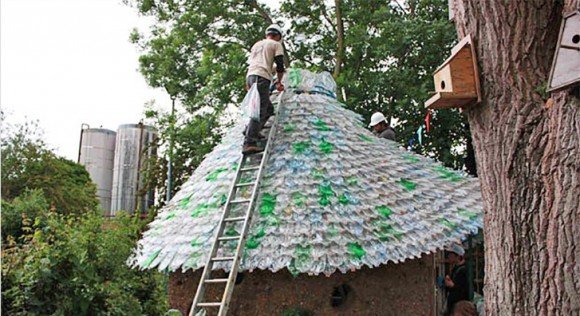 Возведение крыши из пластиковых бутылок своими руками