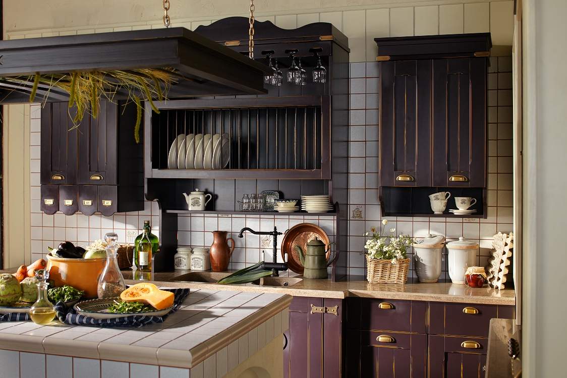 Крашеный деревянный фасад кухни