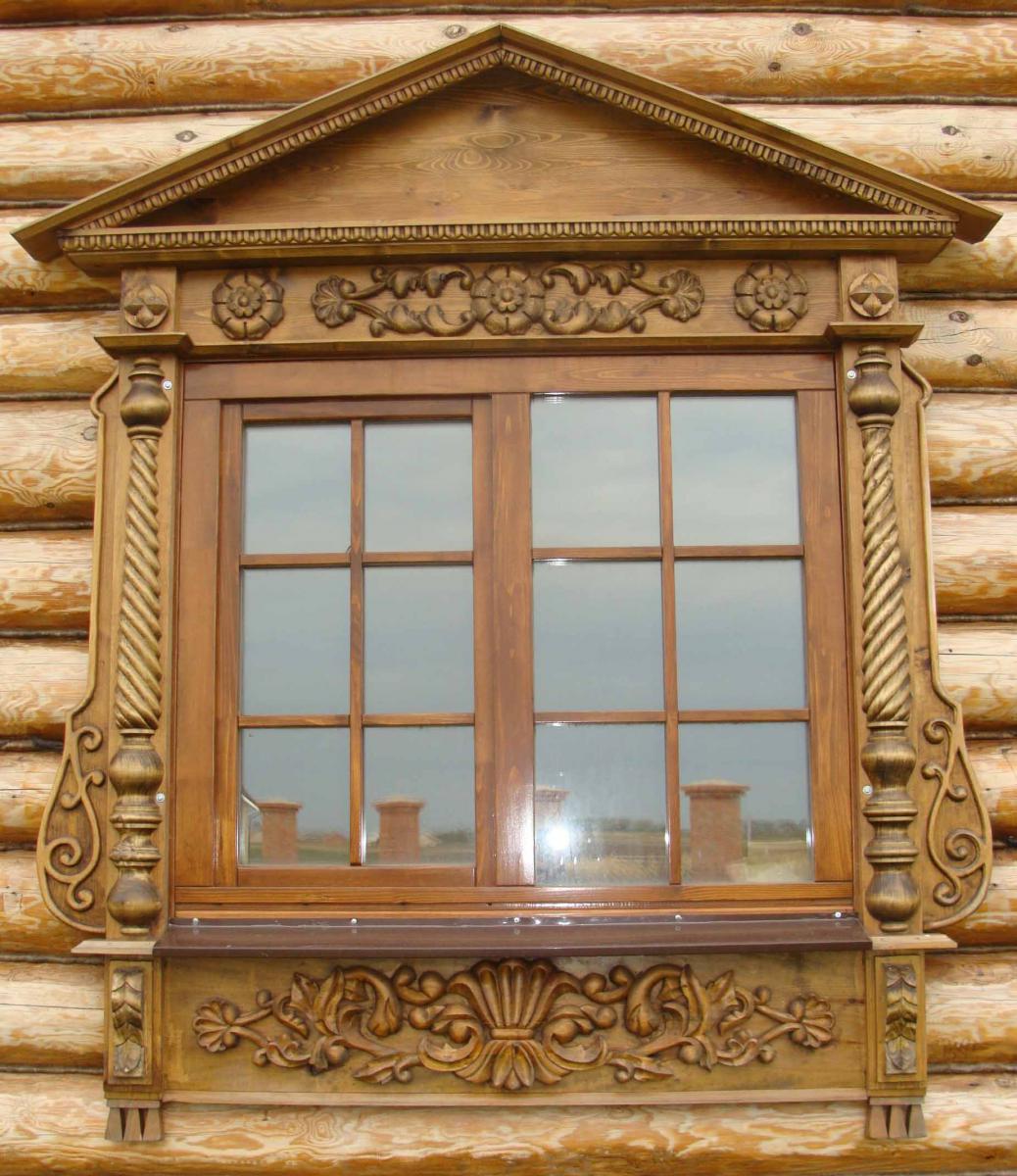 Декоративная резьба вокруг окна