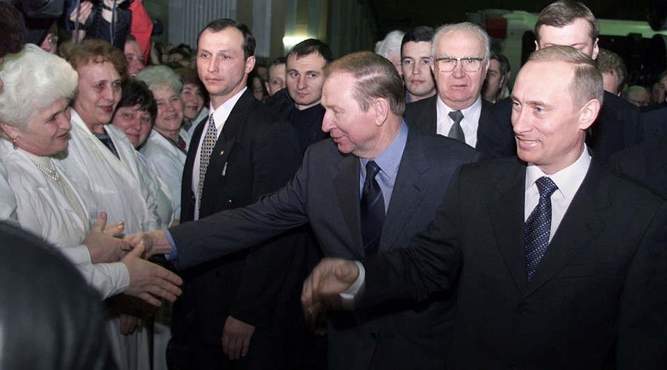 2001 год, Владимир Путин и Леонид Кучма встретились с рабочими «Южного машиностроительного завода» в Днепропетровске. 
