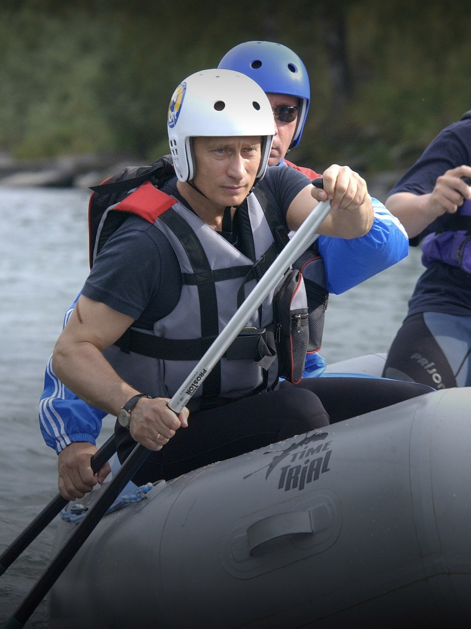 Владимир Путин впервые сплавляется на Алтае. 