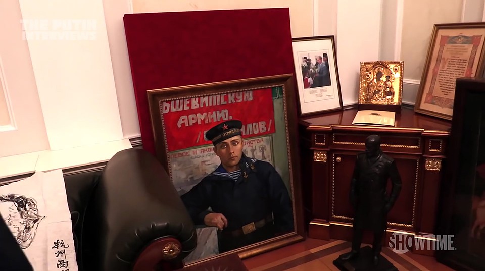 в комнате отдыха президент хранит личные вещи. Например, там есть портрет отца президента 