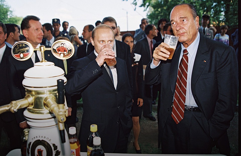 Путин и президент Франции Жак Ширак пьют пиво на улице Санкт-Петербурга. 