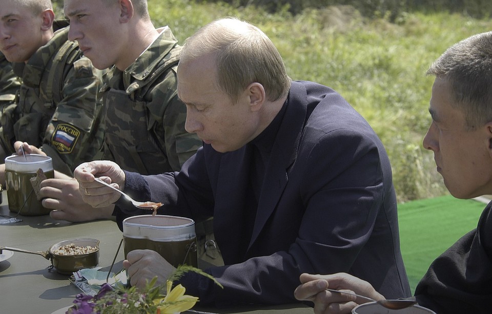 Владимир Путин в столовой воинской части. 