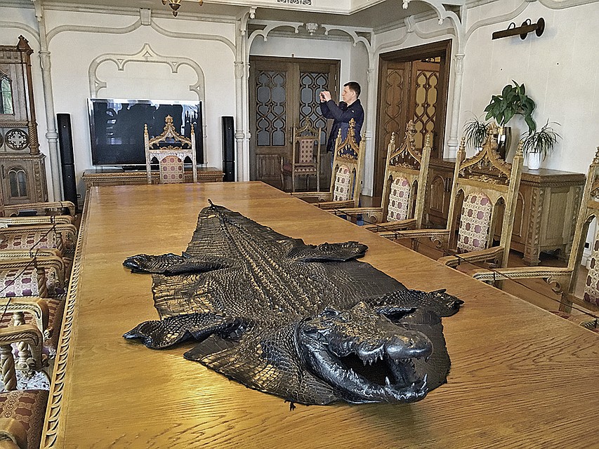 Из бывшей резиденции Януковича новые власти сделали музей, который должен поражать воображение своим богатством и вычурностью. Как, например, эта шкура крокодила. А вот золотые батоны, которые тут нашли, уже куда-то пропали. Фото: Николай ГОЛОБОРОДЬКО 