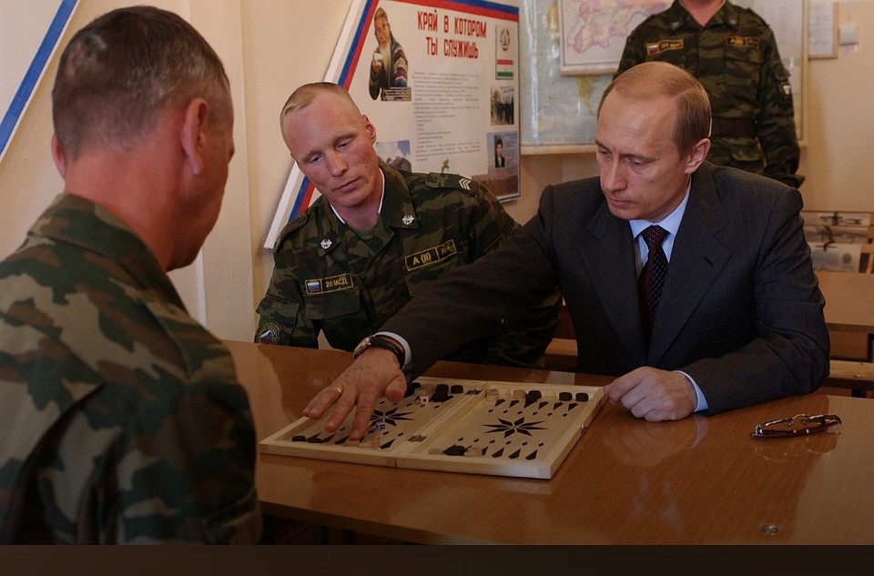 Путин играет в нарды с российскими солдатами в Душанбе. 