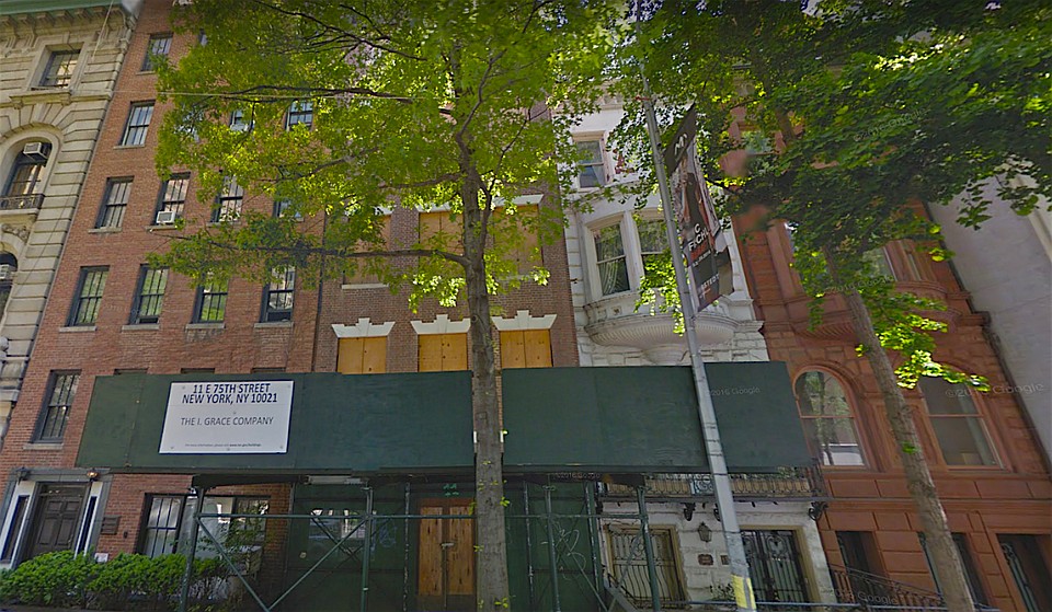 Четыре таунхауса на 75-й Восточной улице Манхеттена, которые Абрамович собирается перестроить и объединить в один мега-дворец. Крайний слева - новый дом, купленный олигархом на днях за 18 млн. долларов. Фото: Google map. 