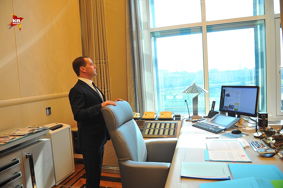 Из кабинета премьера Дмитрия Медведева открывается фантастический вид на гостиницу Украина и набережную Москвы-реки Фото: Евгения ГУСЕВА