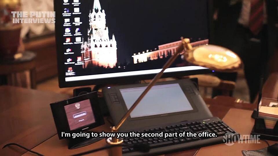 Десктоп компьютера, на котором в виде обоев ночной Кремль со Спасской башней 