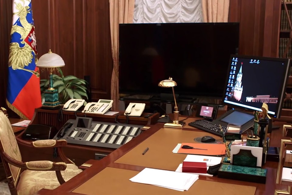 В рабочем кабинете президента в Кремле всегда задернуты шторы. Фото: youtube.com/showtime 