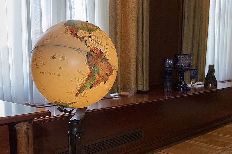 Первое, на что обращаешь внимание в кабинете – большой глобус. Фото: Пресс-служба Совета Федерации 