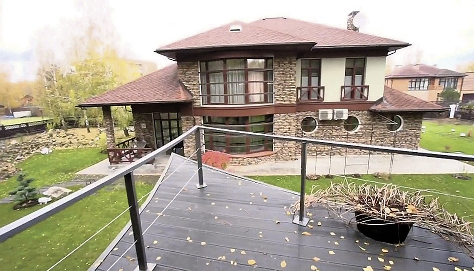 Дом Билана расположен в коттеджном поселке Рассказовка в Подмосковье. Фото: Первый канал