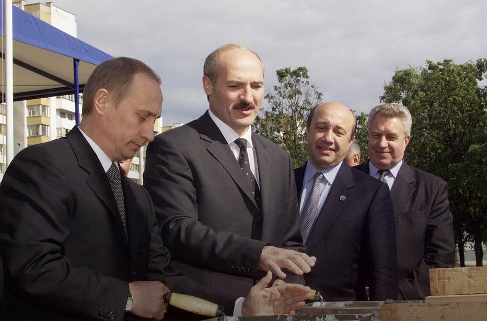 Первая встреча с Лукашенко в 2001 году во время церемонии закладки «первого камня» в основание корпуса посольства России в Минске. 