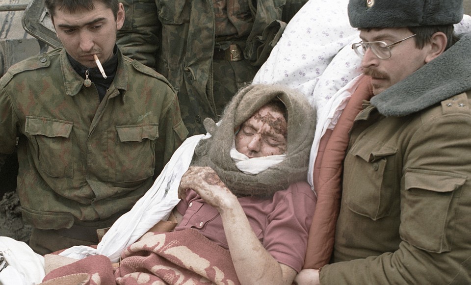Солдаты эвакуируют раненную жительницу чеченской столицы Фото: РИА Новости