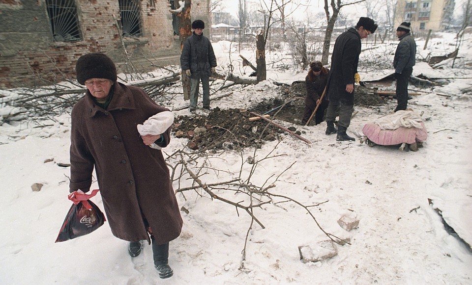 Жители города копали могилы прямо на улицах Фото: РИА Новости