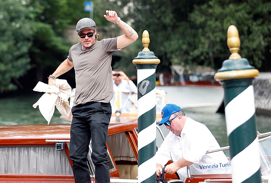 Брэд Питт передвигался по Венеции на лодке Фото: REUTERS