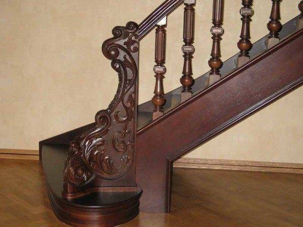 Изделия из дерева отлично смотрятся на лестнице и придают ей потрясающий внешний вид