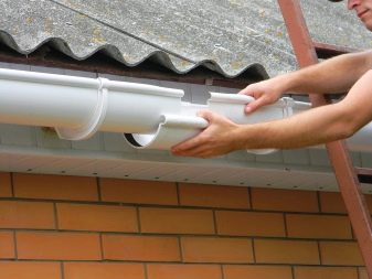Пластиковые водостоки для крыши: как рассчитать и смонтировать самостоятельно?