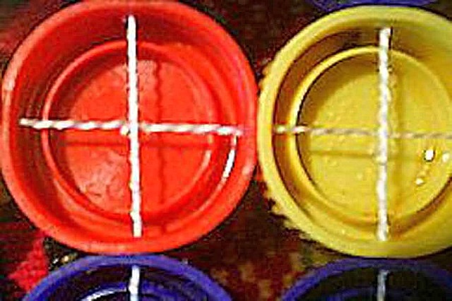 Вот таким образом обычно соединяют между собой пластиковые крышки от бутылок