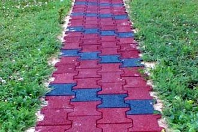 Садовая дорожка, выложенная плиткой из резиновой крошки