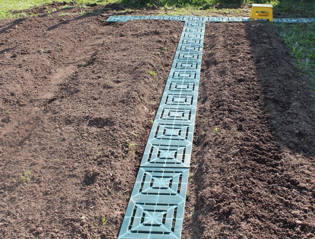 Уложить или демонтировать такие аккуратные дорожки – дело буквально нескольких минут