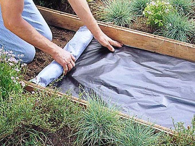 Одно из самых простых, но довольно эффективных, хотя и недолговечных решений – проходы между грядками застилаются полиэтиленовой пленкой темного цвета