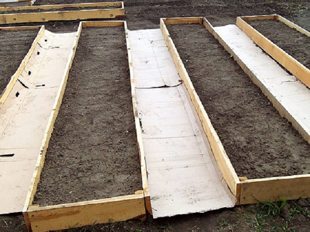 Если в доме есть излишки упаковочного гофрокартона, то можно пустить в ход и его