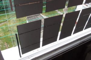 Солнечные батареи, установлены на балконном ограждении, а также закреплены к его остеклению. Такой монтаж будет актуален, если балкон находится на солнечной стороне дома. Красной рамкой выделена панель, монтаж которой будет показан.