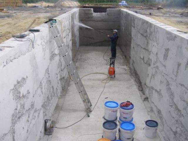 Работа по гидроизоляции бетонного резервуара