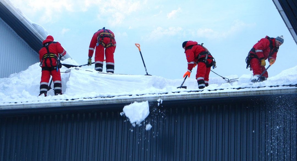 Очистка снега с крыши