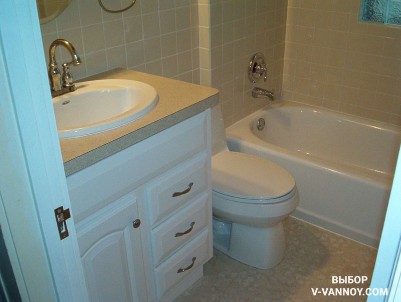 При наполнении маленькой ванной лучше использовать предметы обтекаемой формы. Таким образом, эксплуатация помещения будет по максимуму удобной. 