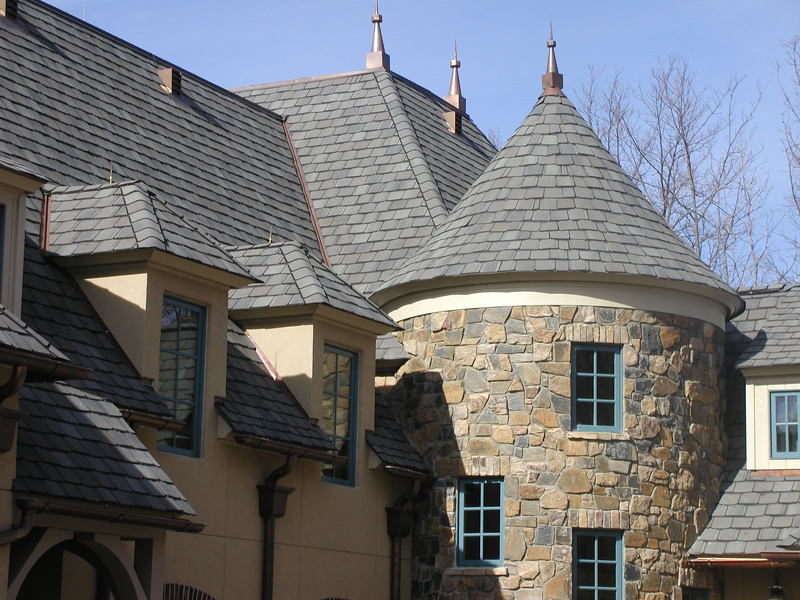 Битумная черепица фото: крыша коттеджа в замковом стиле