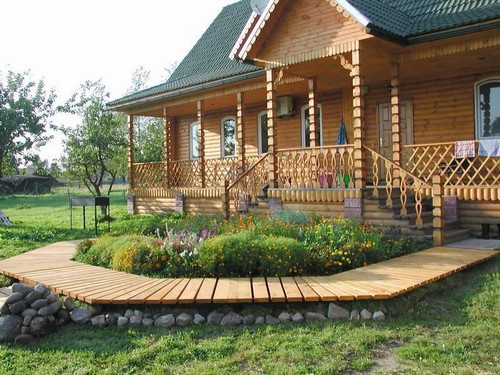 Крыльцо деревянного дома фото
