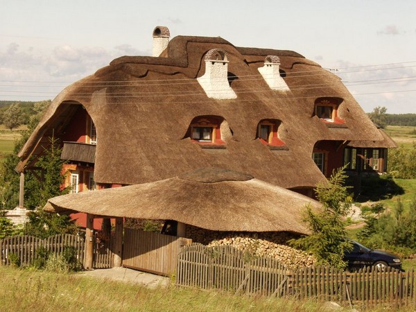 Дом с камышовой крышей фото