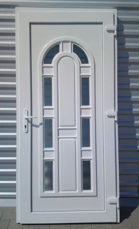 Фото: пластиковая входная дверь с декоративной панелью