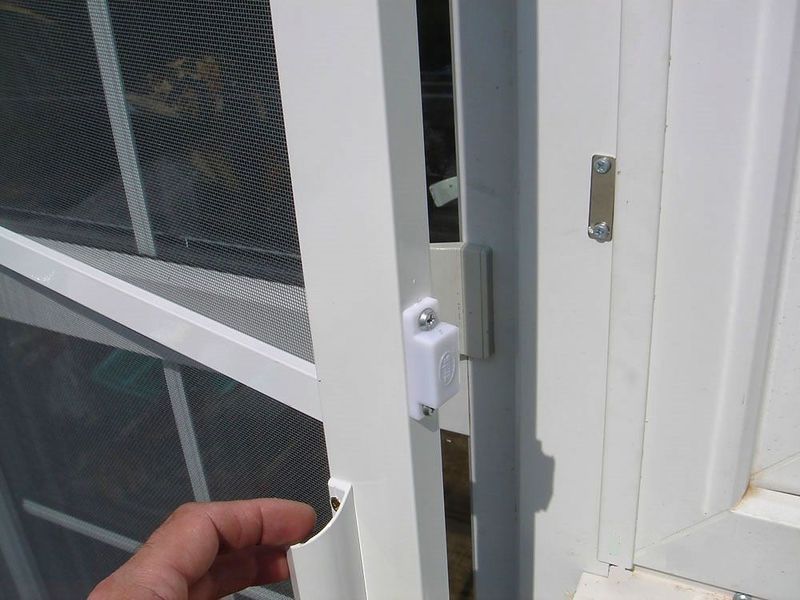 Фото: москитная сетка для пластиковой входной двери может быть установлена и на балконную дверь
