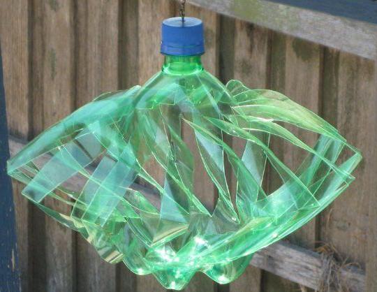 Вертушки из пластиковых бутылок.